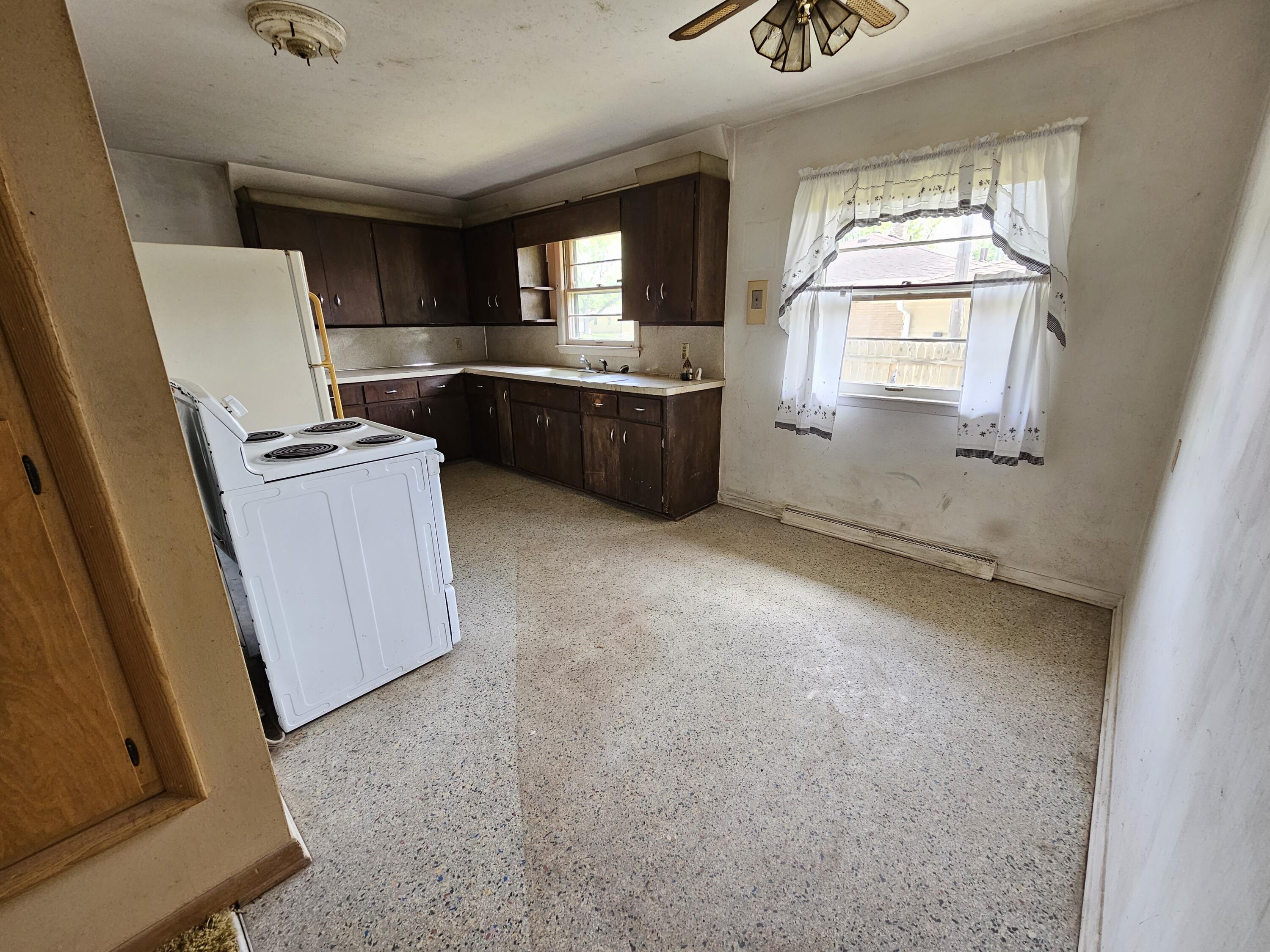 360 Elmside Road Benton Harbor, MI 49022 - Photo 3 of 8 20230515_144604
