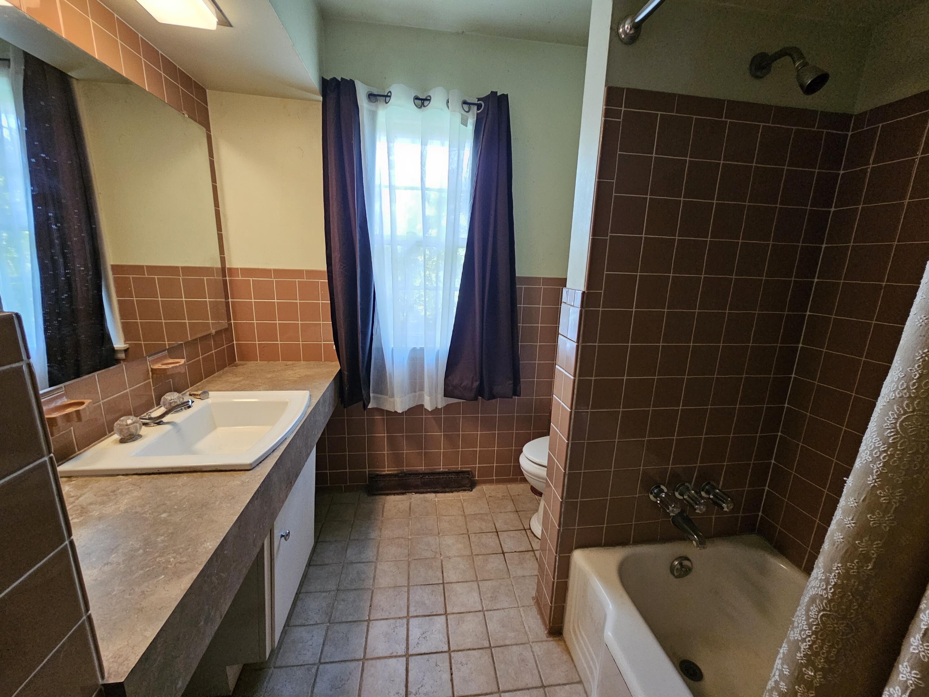 360 Elmside Road Benton Harbor, MI 49022 - Photo 4 of 8 20230515_144700