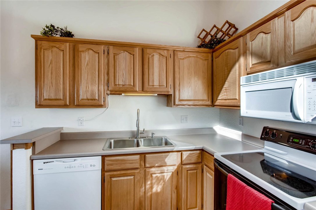 91399 Ryan Gulch Road, Unit B6 Silverthorne, CO 80498 - Photo 2 of 25 Spacious kitchen for entertaining.
