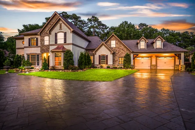 a view of house with garden and tall trees