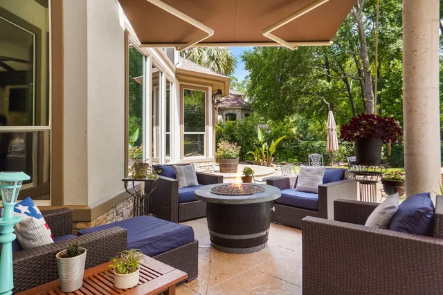 a view of livingroom with window