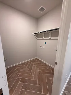 an empty room with closet and mirror