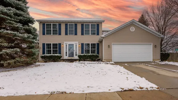 $325,000 | 34 Downing Circle, Bloomington, IL 61704
