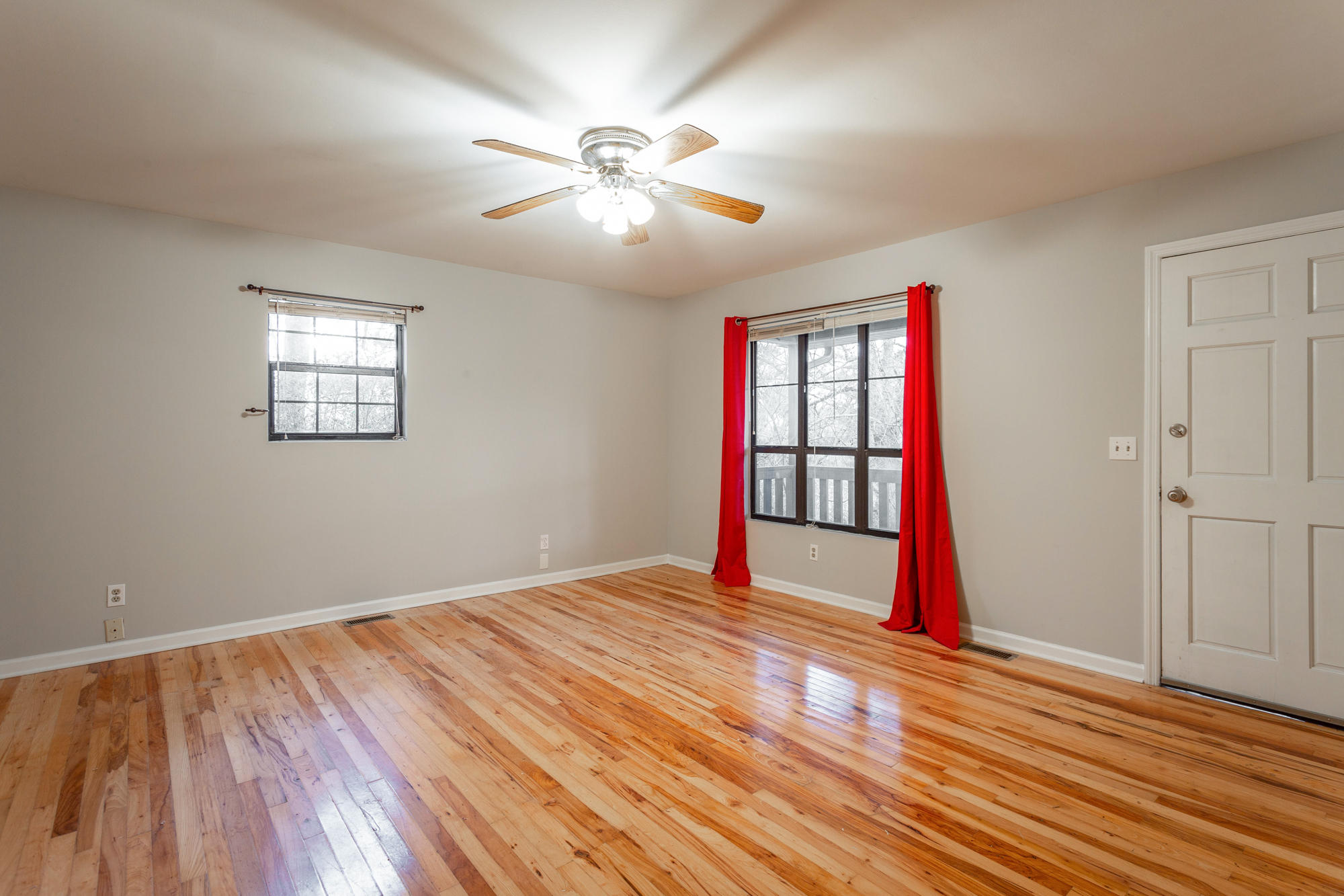 302 Hoover Road Ringgold, GA 30736 - Photo 5 of 39 Living Room