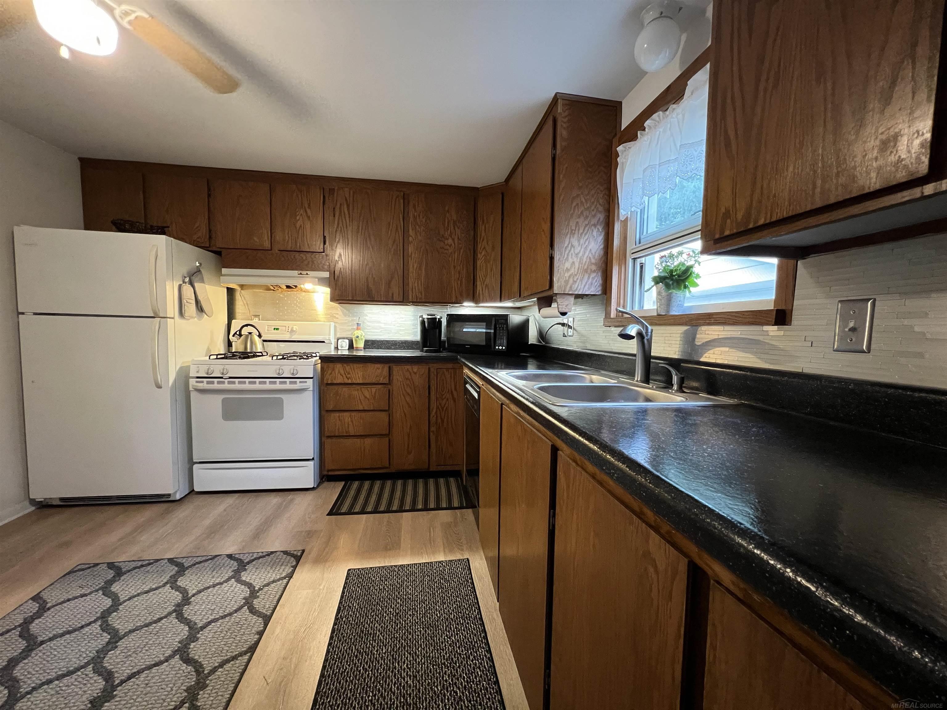 2771 Weaverton Rochester, MI 48307 - Photo 8 of 30 50091024-7.JPG