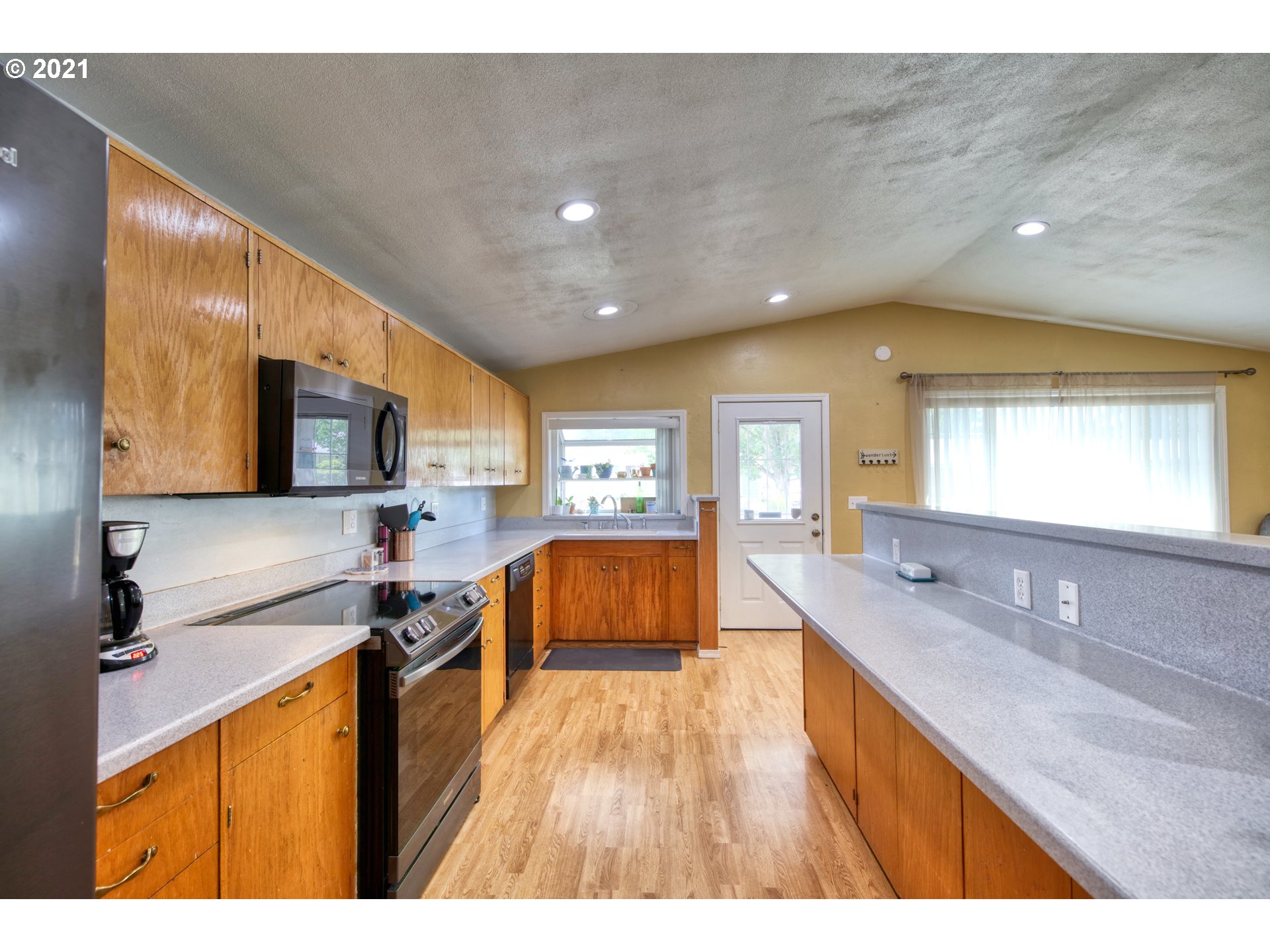 5942 F Street Springfield, OR 97478 - Photo 7 of 28