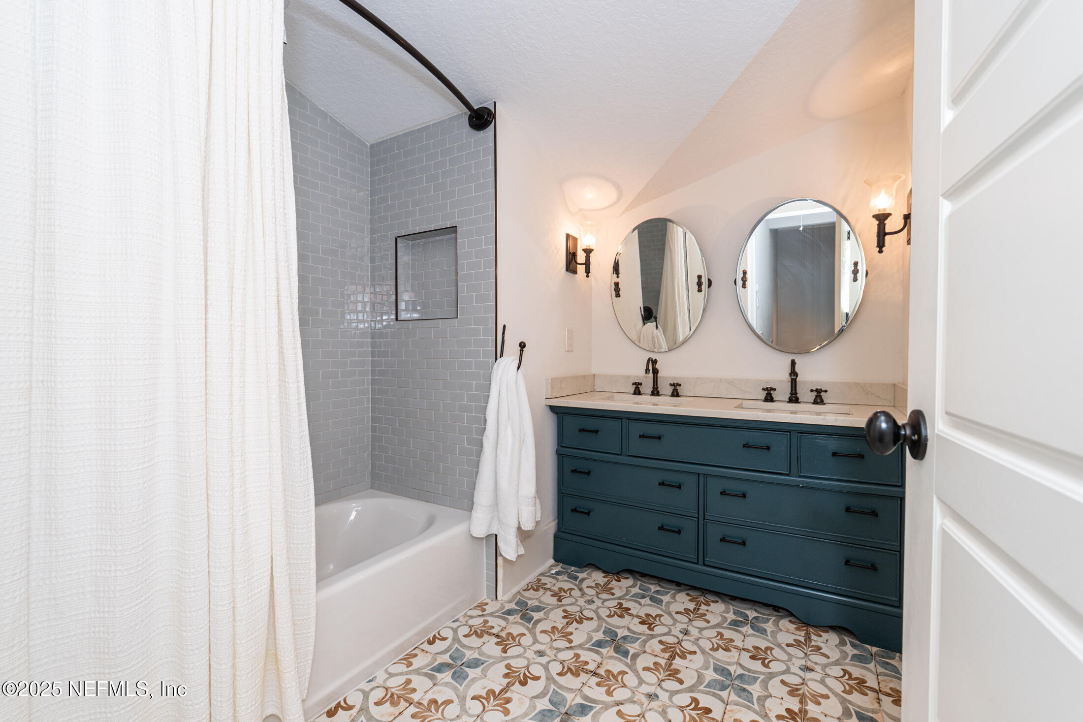 56 Water Street St. Augustine, FL 32084 - Photo 47 of 61 Hall bath for bedrooms 2 and 3