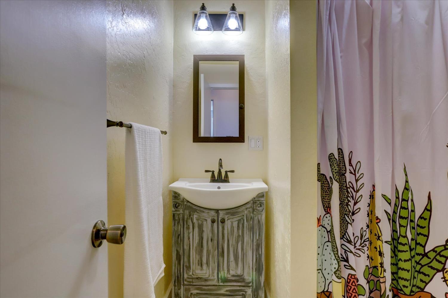 11823 Lost Ranch Way Nevada City, CA 95959 - Photo 43 of 78 Apartment Bathroom
