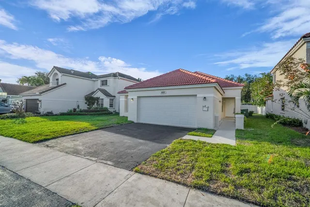 a view of a house with a yard