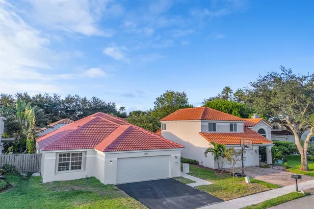 a view of a yard with a house