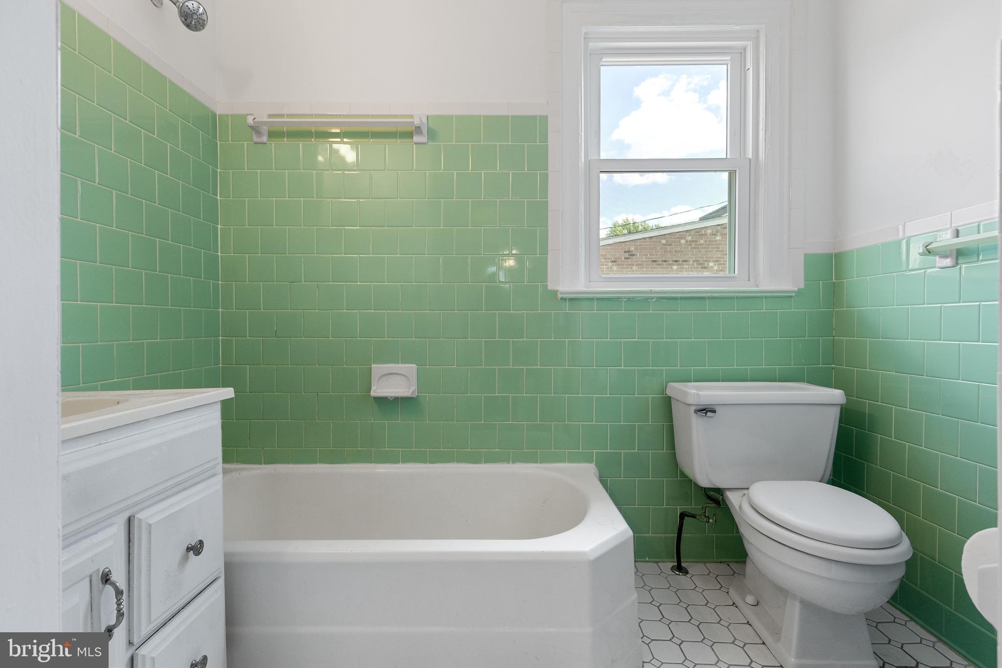 5515 Jay Street Northeast Washington, DC 20019 - Photo 4 of 20 a bathroom with a toilet a sink and bathtub