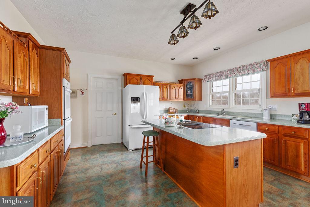19691 Airmont Road Round Hill, VA 20141 - Photo 12 of 74 Large Kitchen