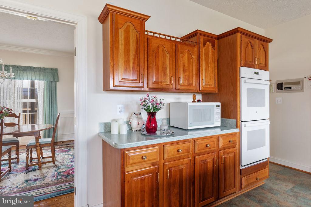 19691 Airmont Road Round Hill, VA 20141 - Photo 16 of 74 Double Ovens