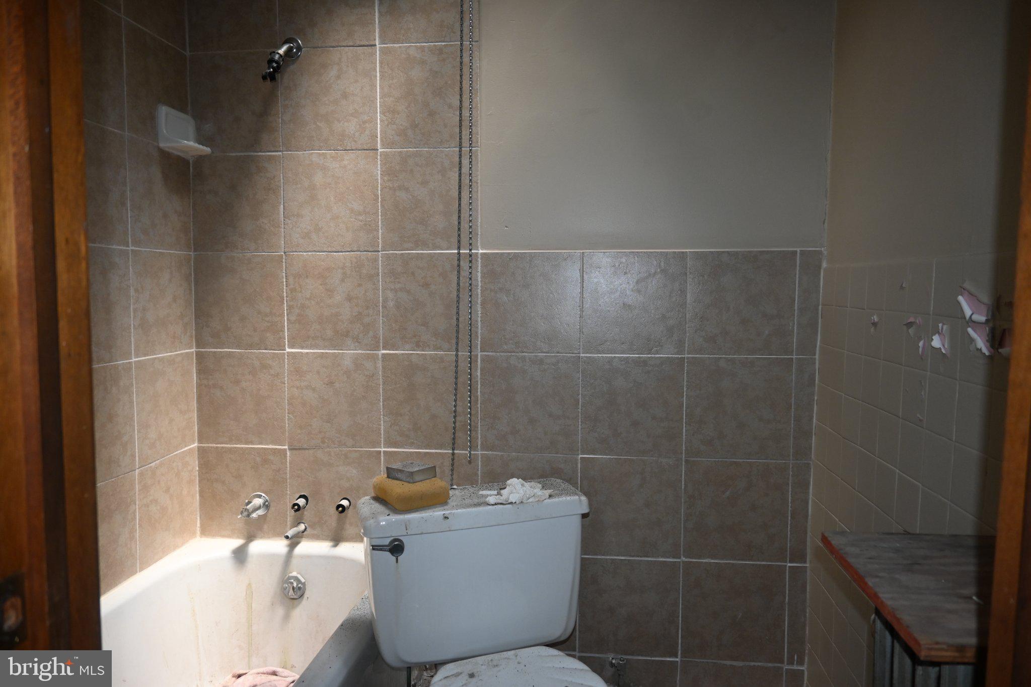 433 North Gross Street Philadelphia, PA 19151 - Photo 17 of 30 Tiled Full Bathroom