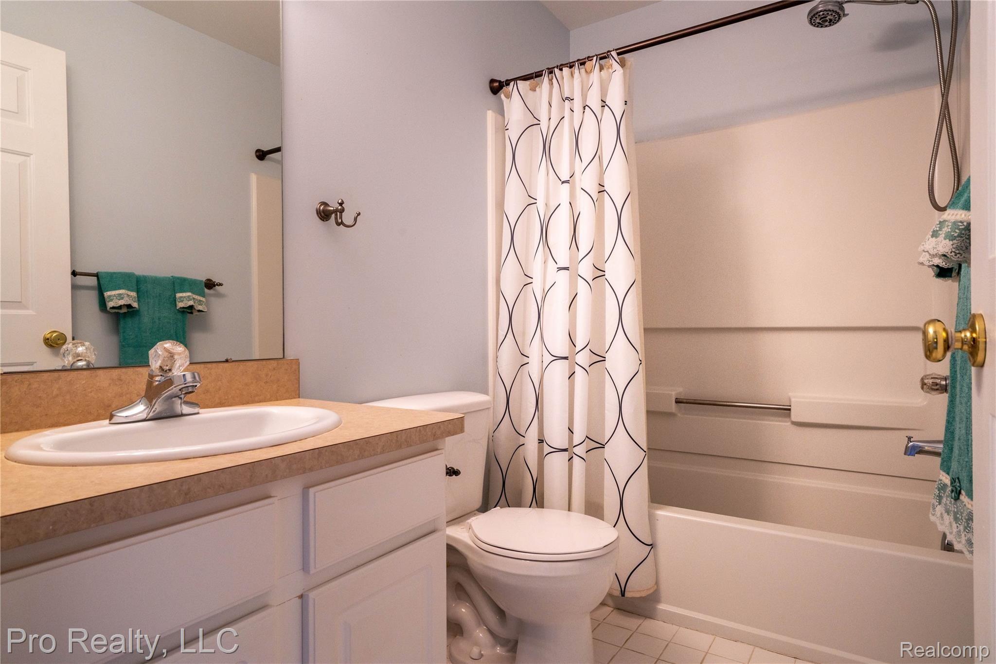 555 Cherry Orchard Road Canton, MI 48188 - Photo 17 of 23 555 Cherry-21.jpg
