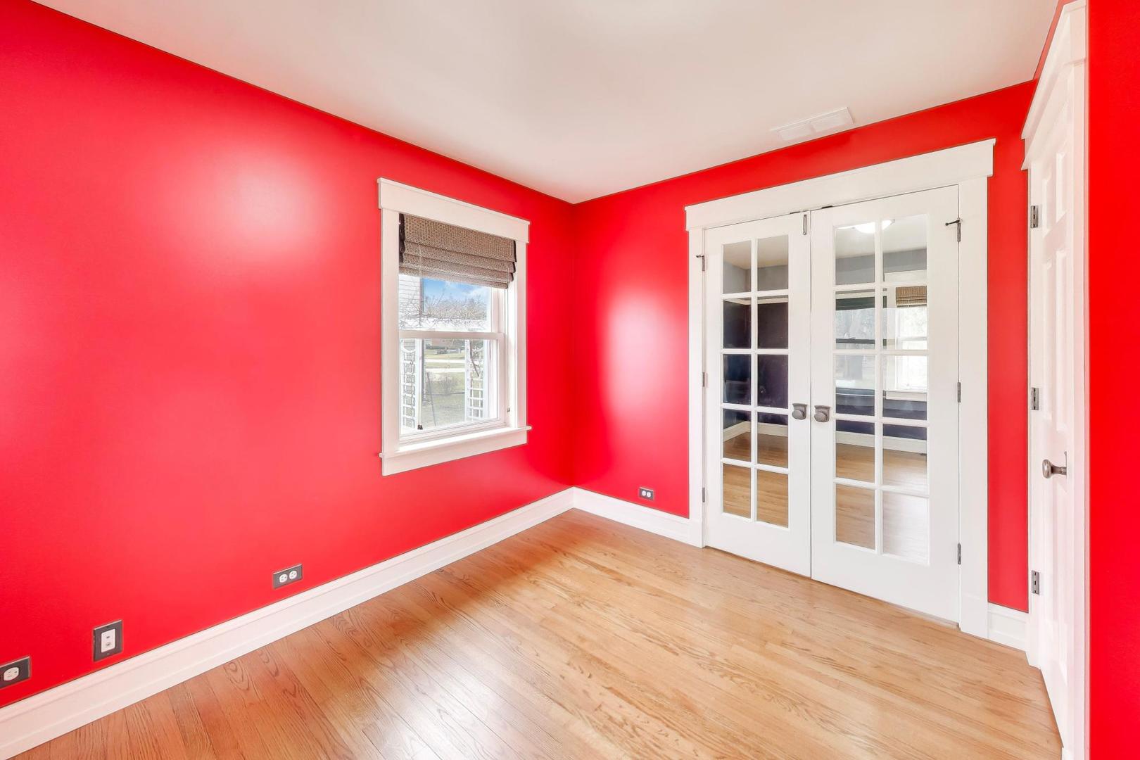 7 Alton Road Prospect Heights, IL 60070 - Photo 25 of 44 a view of a big room with windows