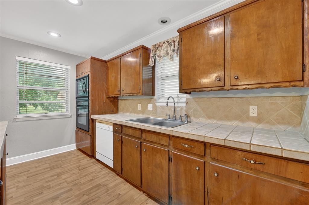 910 Kerry Street Benbrook, TX 76126 - Photo 13 of 32