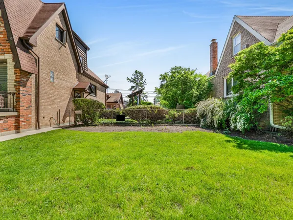 a view of a back yard