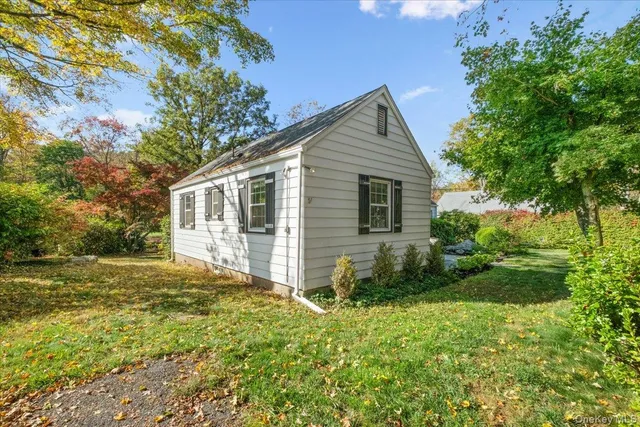 a view of a house with backyard and garden