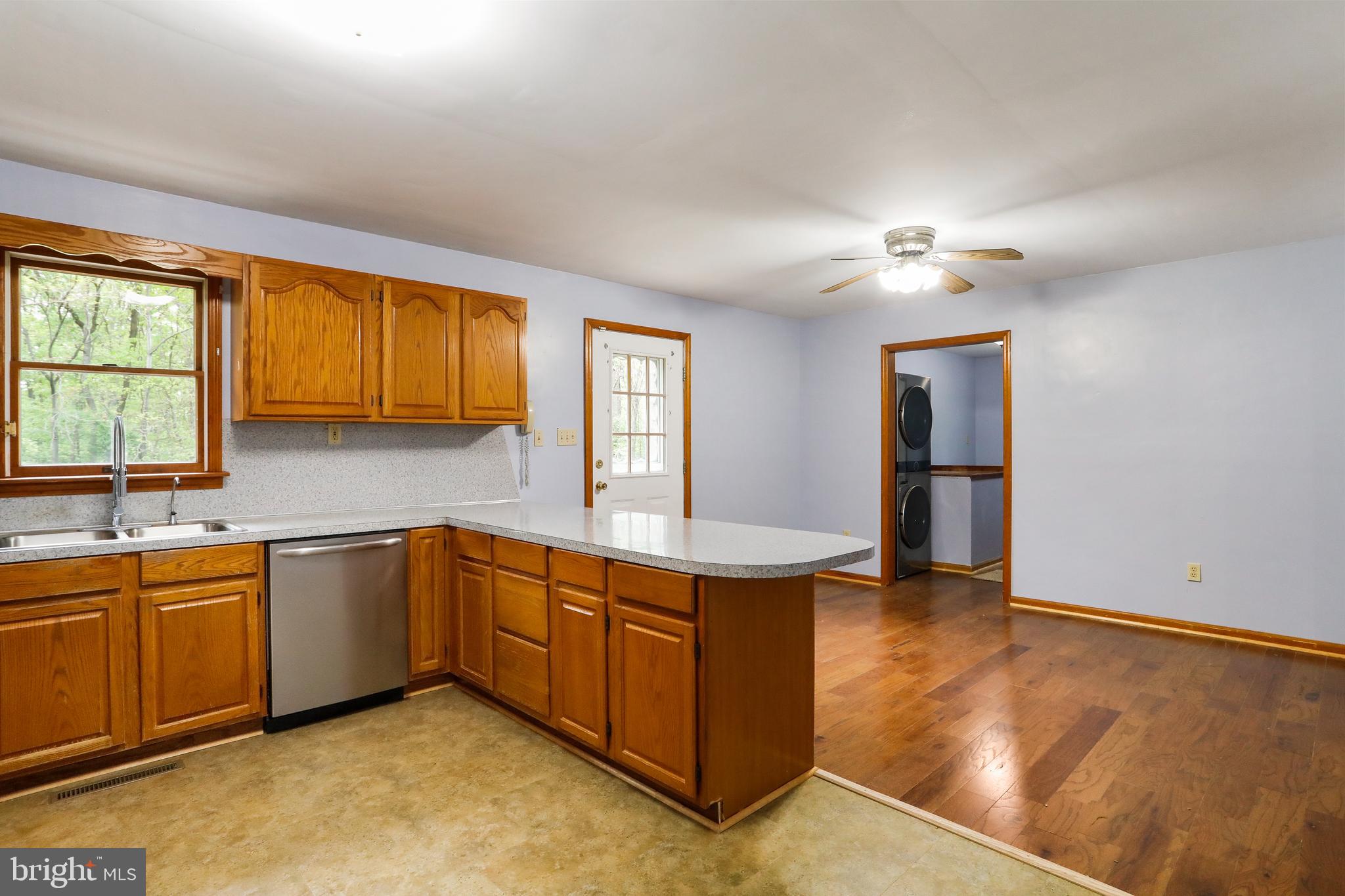 11890 Mountain Ash Road Clear Spring, MD 21722 - Photo 27 of 46 Kitchen/dining combo.