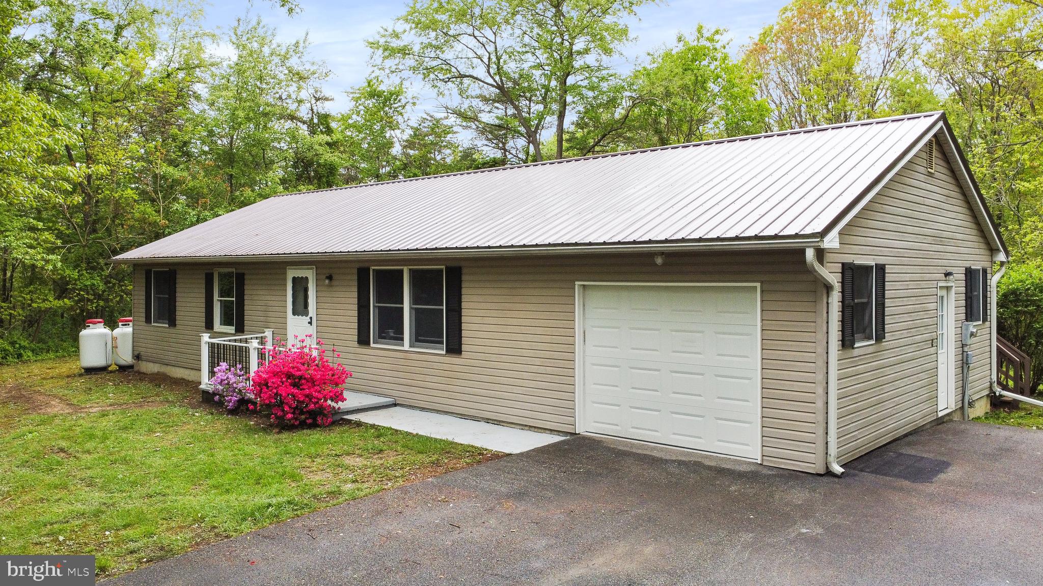 11890 Mountain Ash Road Clear Spring, MD 21722 - Photo 4 of 46