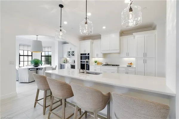 a large kitchen with kitchen island a large island in it