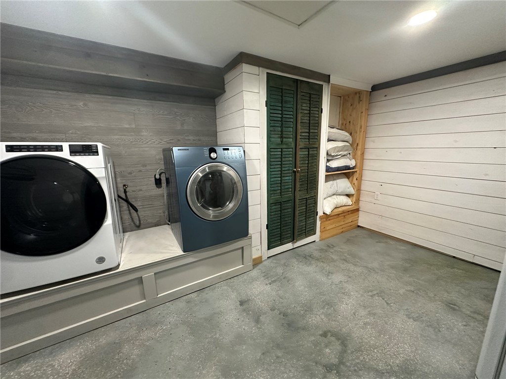 810 South Sandpiper Street Ingleside, TX 78362 - Photo 13 of 40 a utility room with dryer and washer
