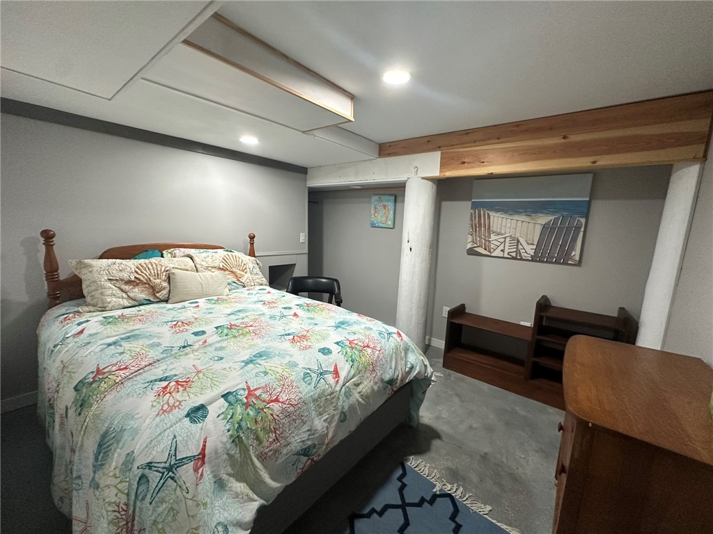 810 South Sandpiper Street Ingleside, TX 78362 - Photo 26 of 40 a bedroom with a bed and a couch