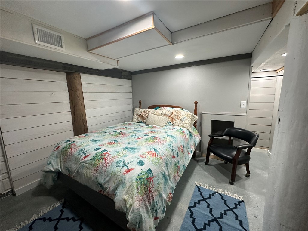 810 South Sandpiper Street Ingleside, TX 78362 - Photo 27 of 40 a bedroom with a bed and a chair