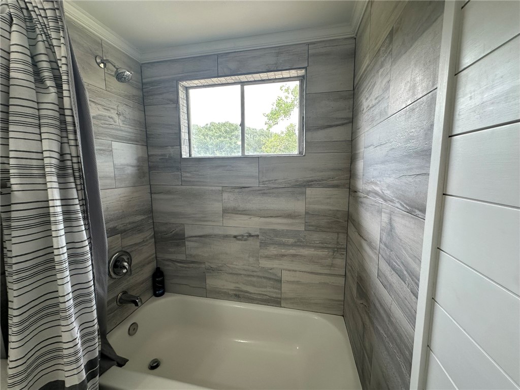 810 South Sandpiper Street Ingleside, TX 78362 - Photo 33 of 40 a bathroom with a bathtub