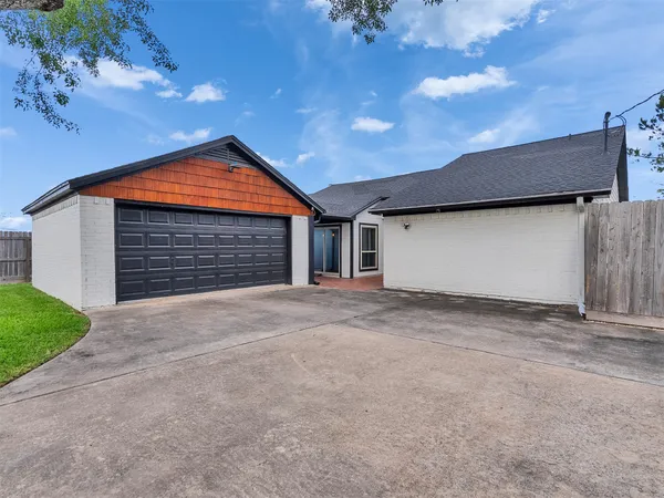 $415,000 | 2703 Shady Lane, Webster, TX 77598