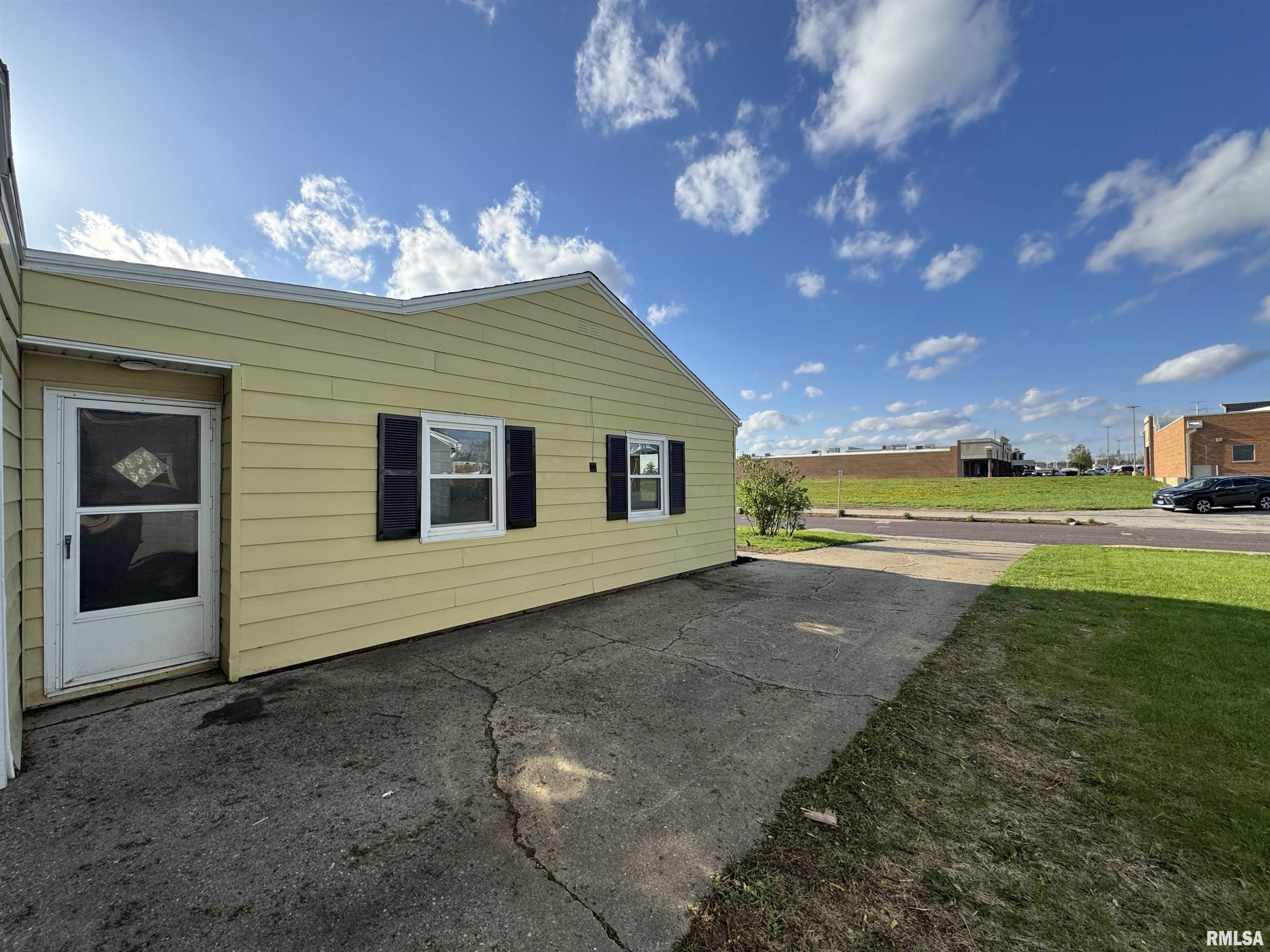 806 West Ridgemont Road Peoria, IL 61614 - Photo 4 of 47 Gallery Image 4