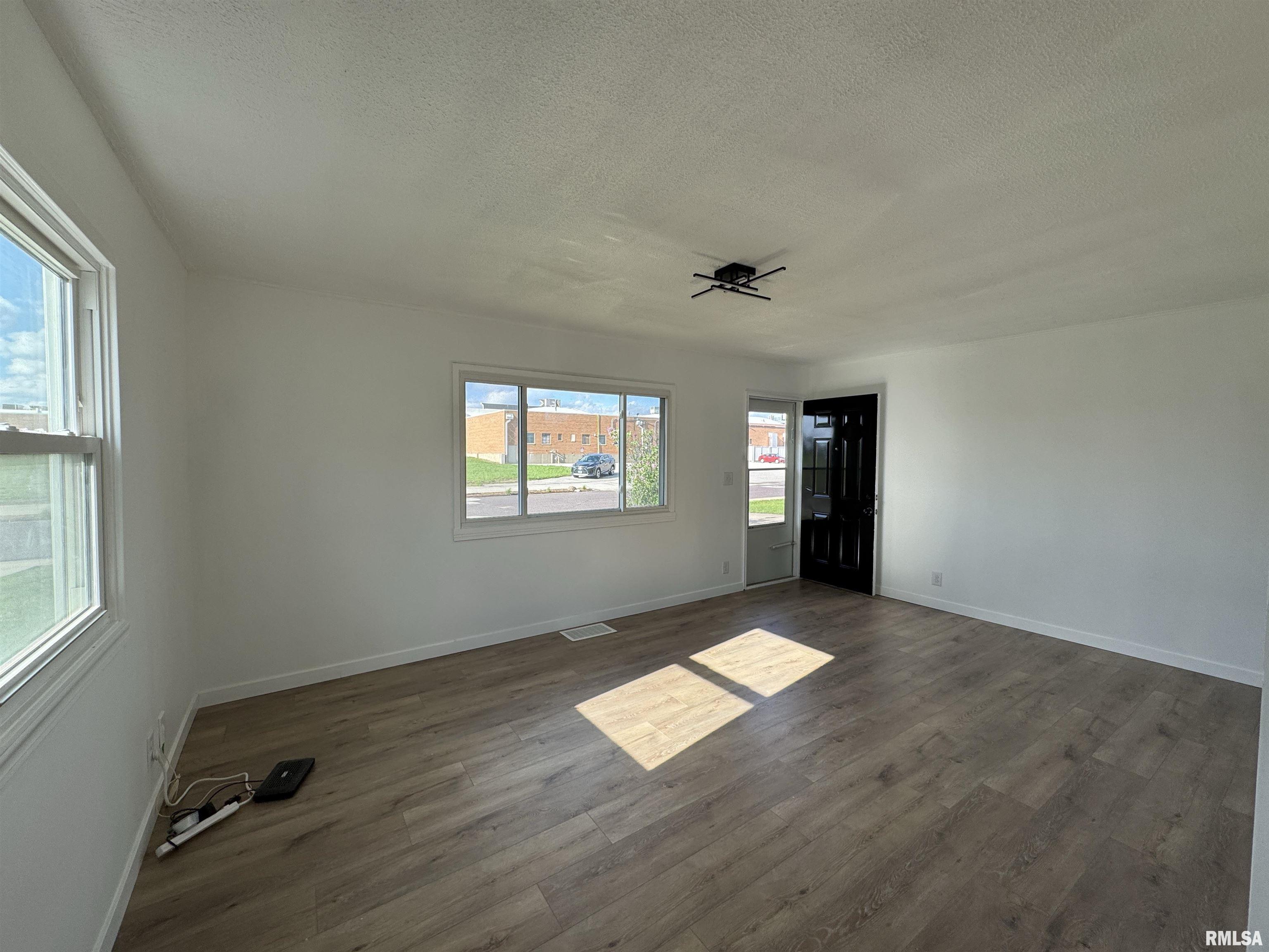 806 West Ridgemont Road Peoria, IL 61614 - Photo 8 of 47 Gallery Image 8