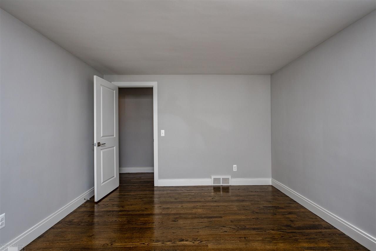 1083 Canterbury Road Grosse Pointe, MI 48236 - Photo 20 of 38 50028045-19.JPG