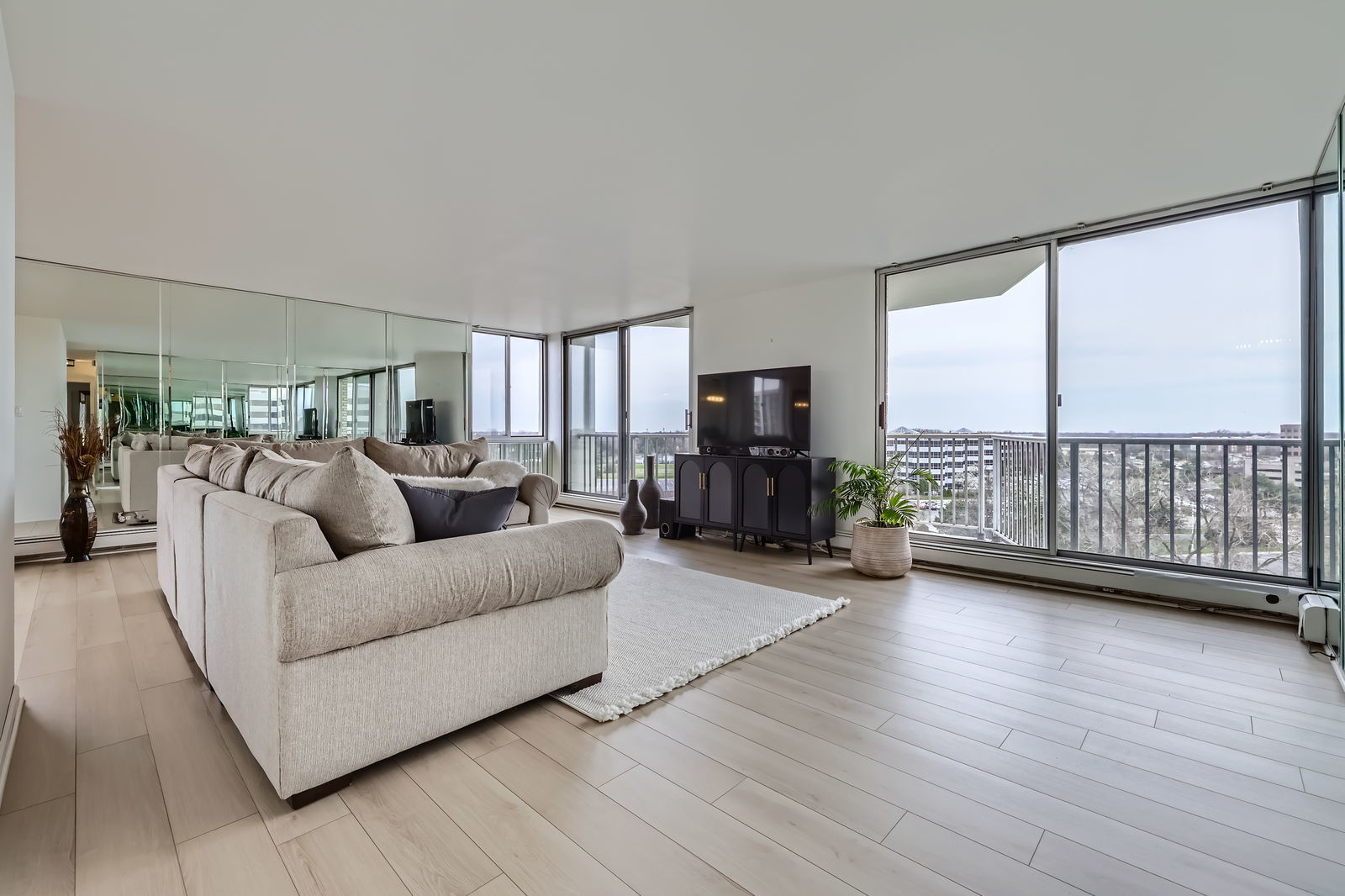 40 North Tower Road, Unit 8G Oak Brook, IL 60523 - Photo 3 of 11 Gallery Image 3