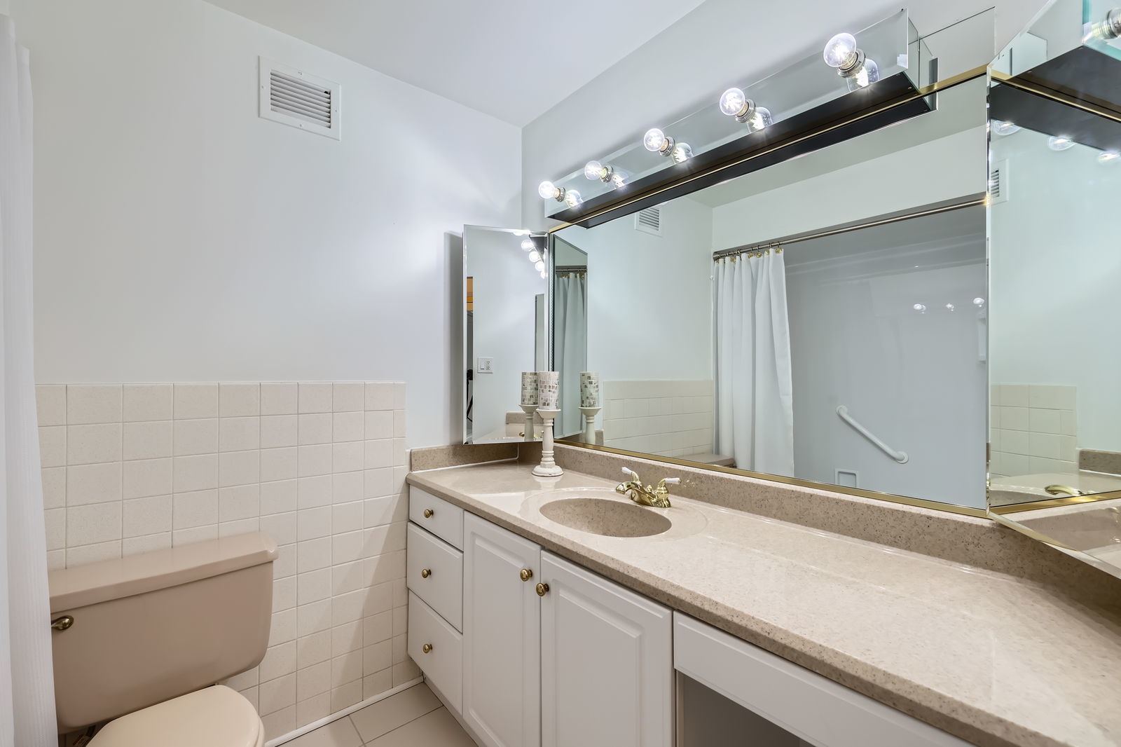 40 North Tower Road, Unit 8G Oak Brook, IL 60523 - Photo 8 of 11 Gallery Image 8