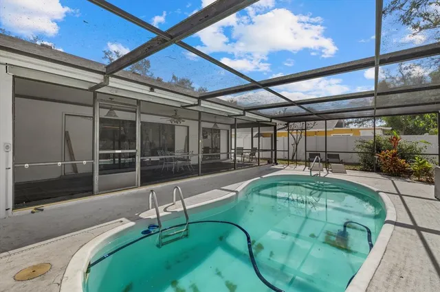 a view of a backyard