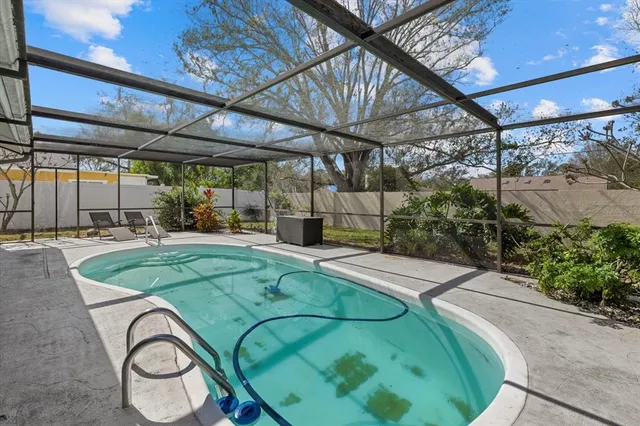 a view of a backyard