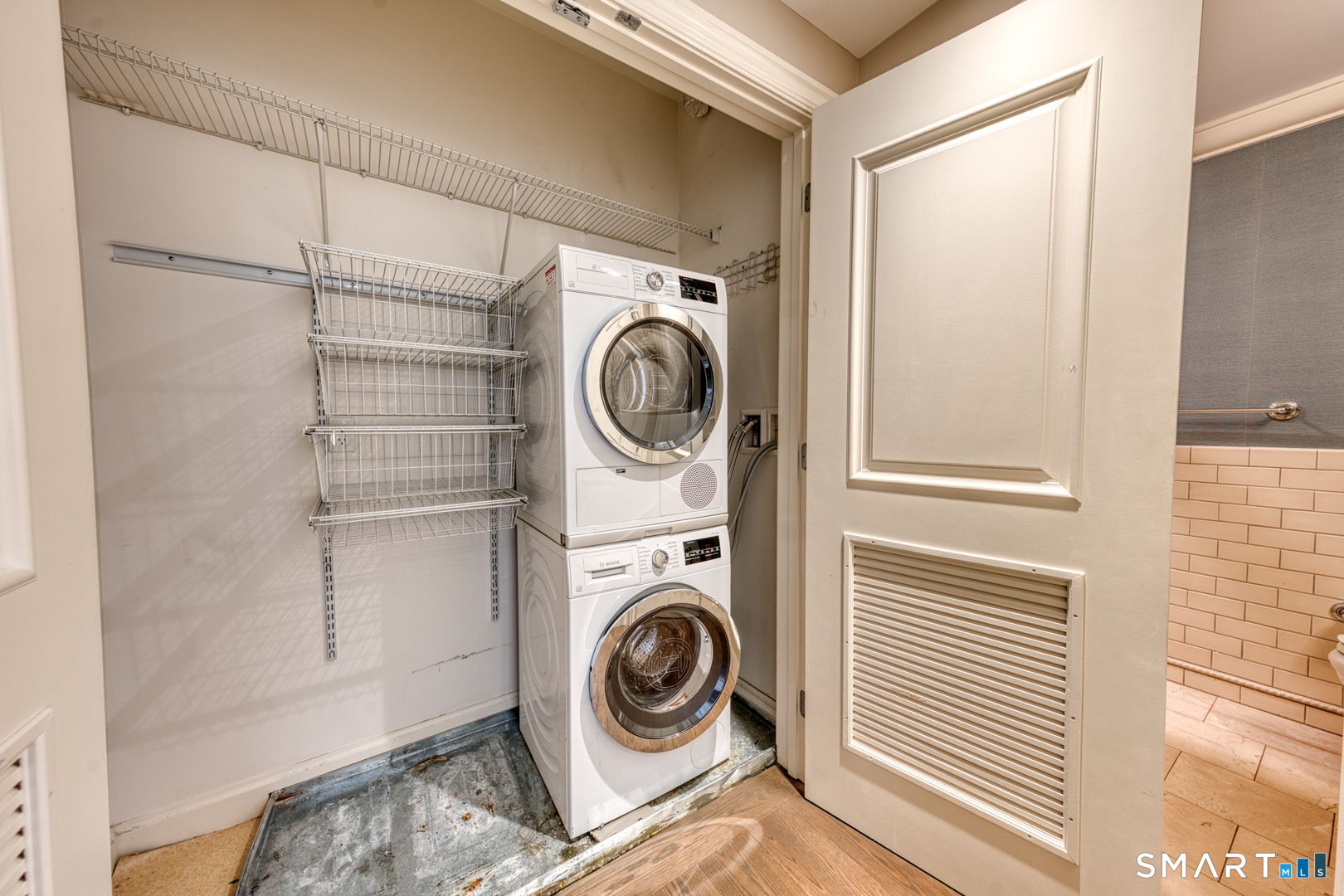 85 Memorial Road, Unit 411 West Hartford, CT 06107 - Photo 18 of 24 a utility room with dryer and washer