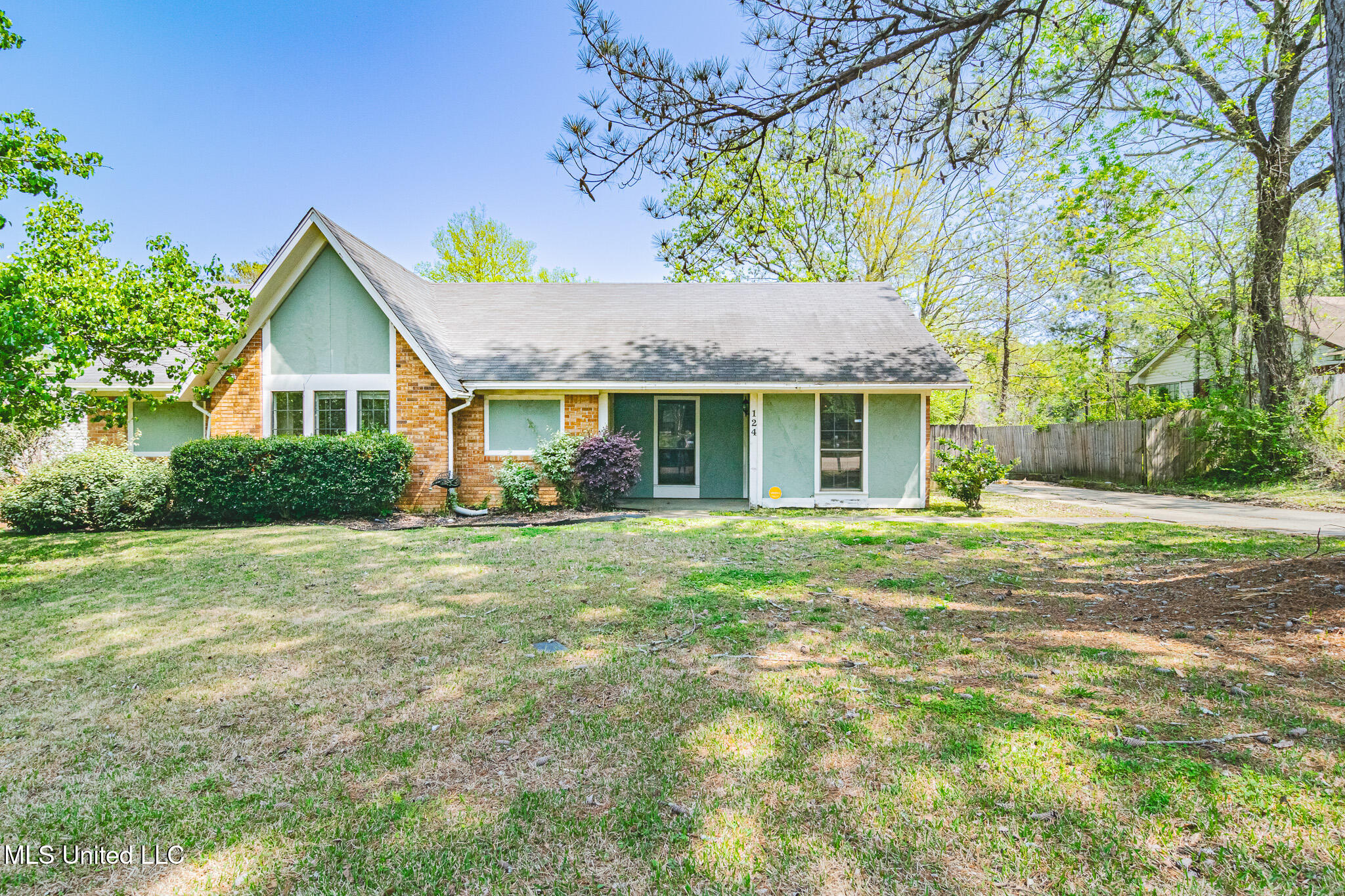 124 Scotland Road Clinton, MS 39056 - Photo 5 of 43 DSC_0400