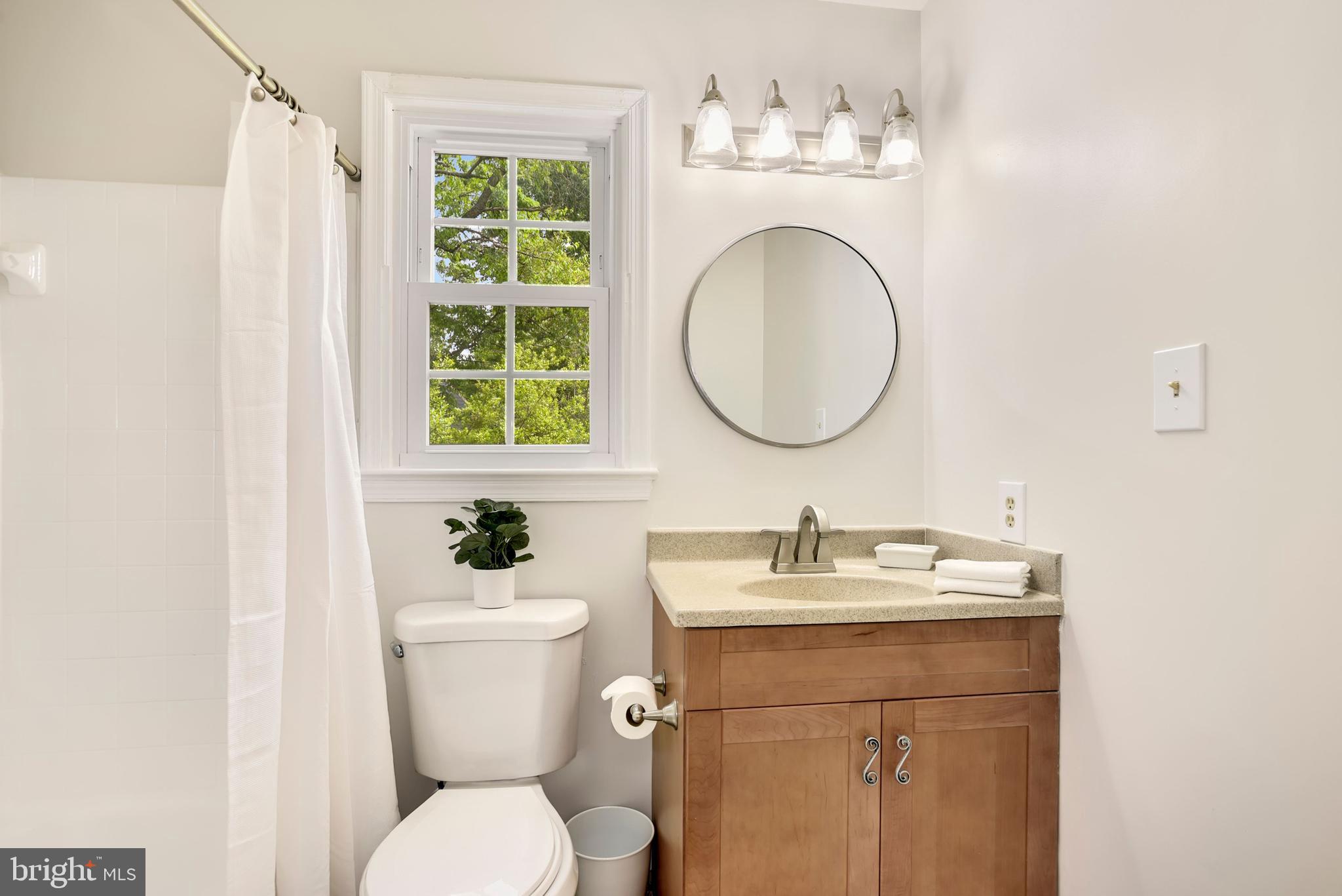 11684 Stockbridge Lane Reston, VA 20194 - Photo 20 of 39 Upstairs hall bathroom