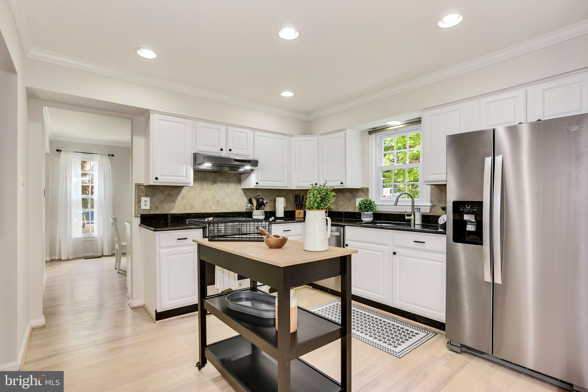 11684 Stockbridge Lane Reston, VA 20194 - Photo 9 of 39 Recessed lighting and gas cooking