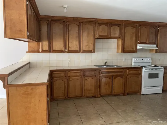 $670,000 | 905 South Avenue, Donna, TX 78537