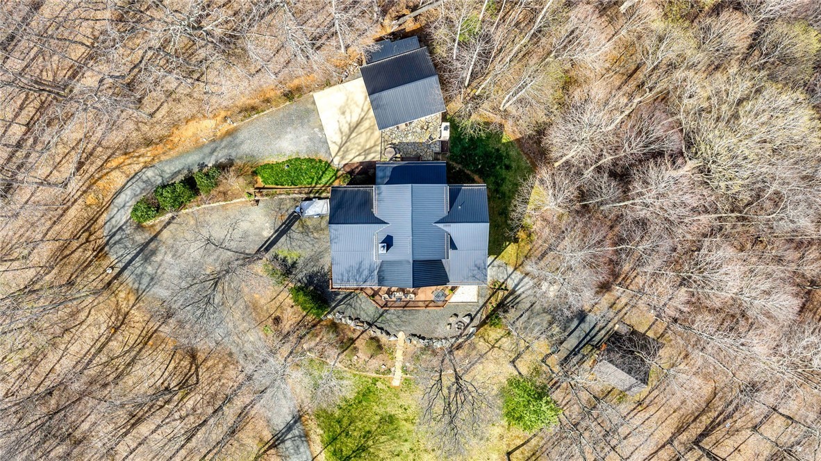 7994 3 Top Road Todd, NC 28684 - Photo 50 of 50 front view of a house with a yard