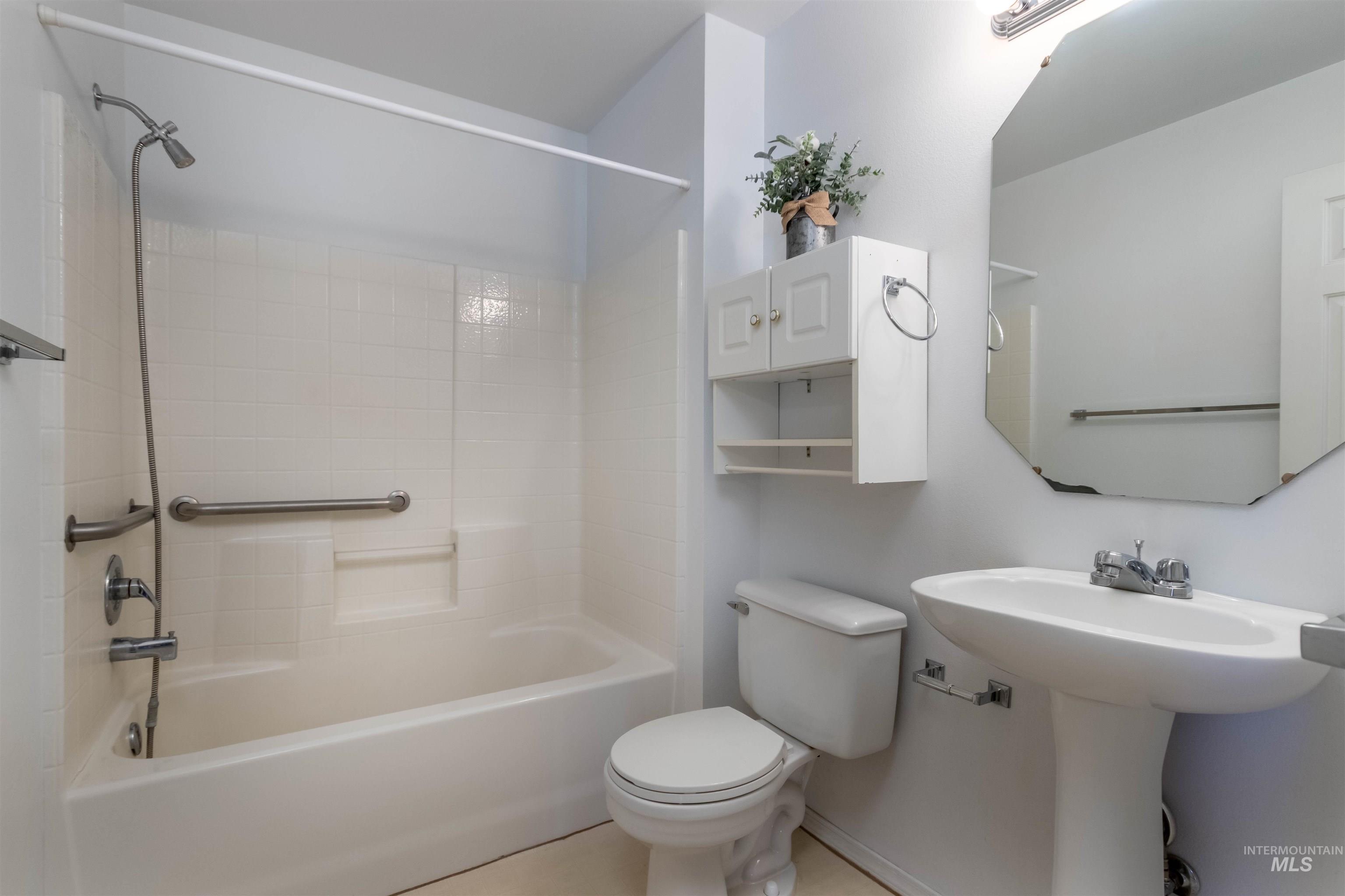 1811 Cleveland Street Boise, ID 83705 - Photo 11 of 30 Bathroom with shower combination and toilet