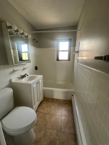 $1,950 | 12 Kaye Plaza, Unit E08, Hamden, CT 06514