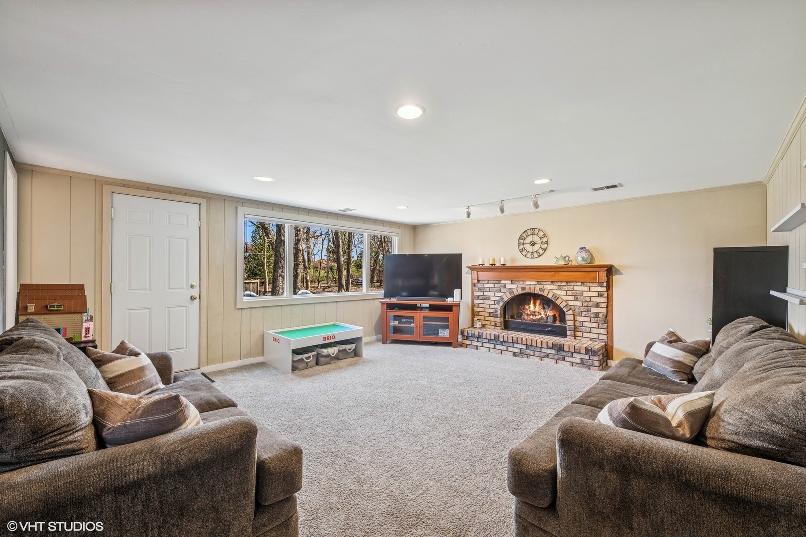 761 Kipling Place Deerfield, IL 60015 - Photo 18 of 27 a living room with furniture and a couch