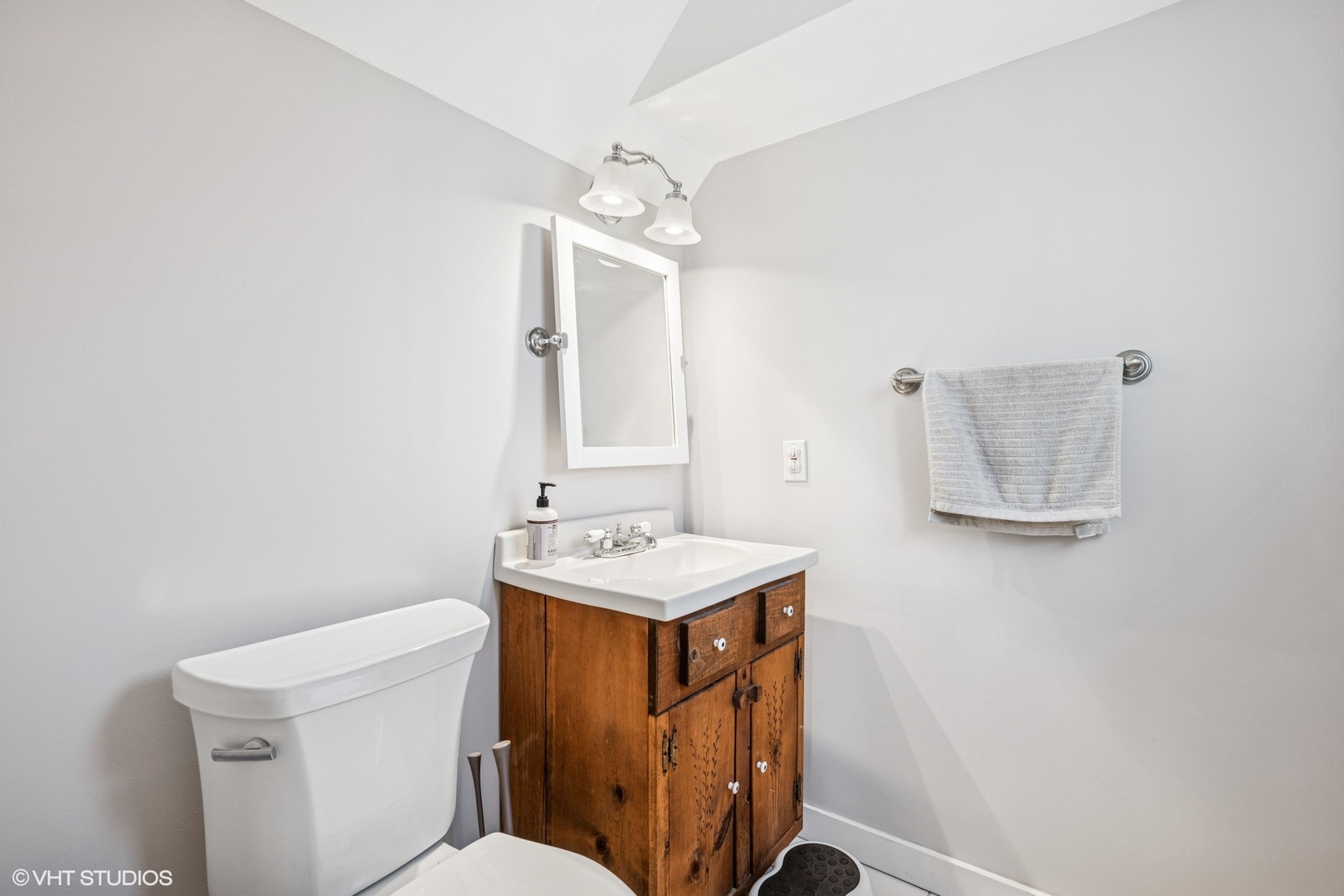 761 Kipling Place Deerfield, IL 60015 - Photo 20 of 27 a bathroom with a sink a toilet and mirror