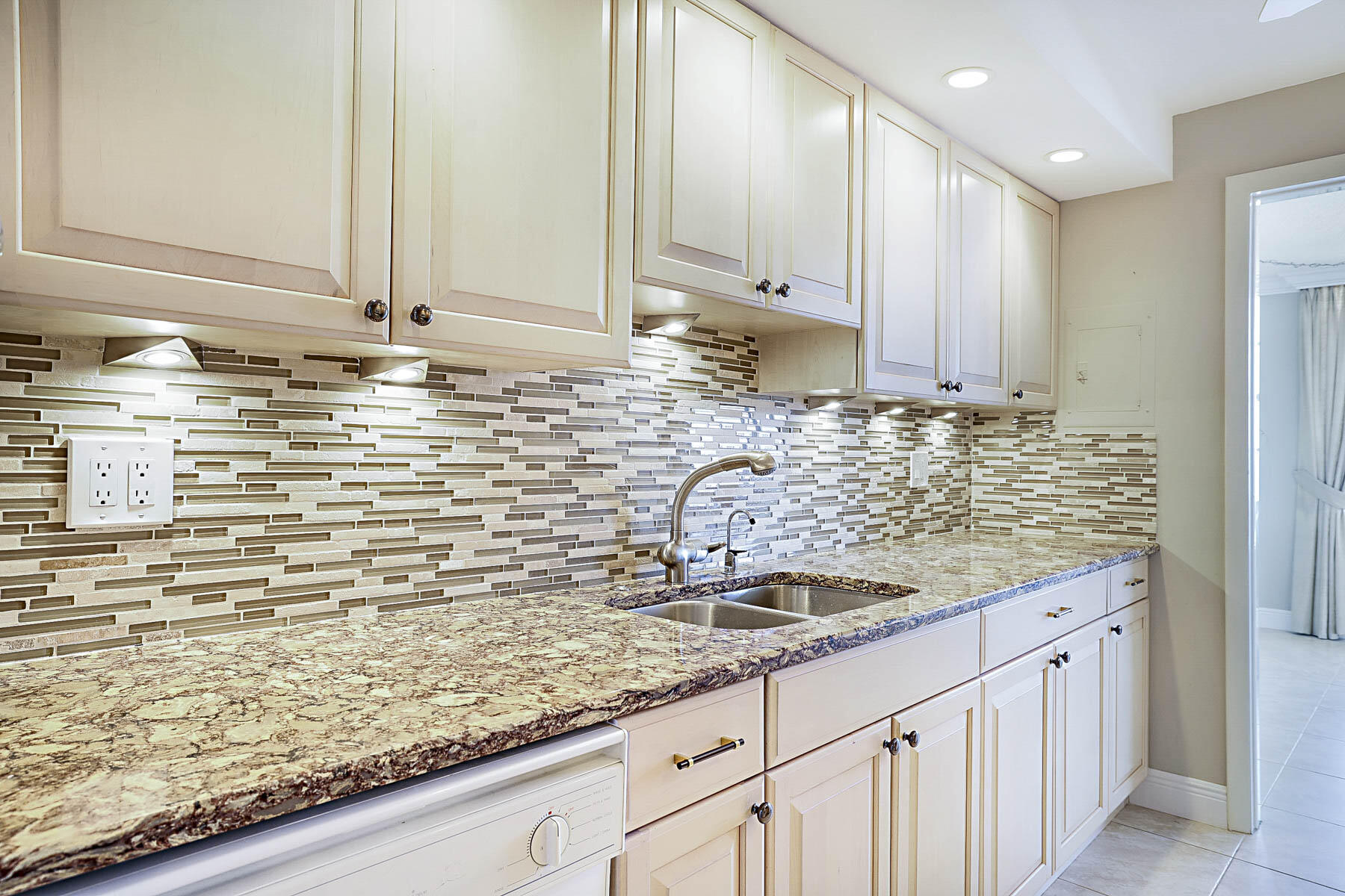 2121 North Ocean Boulevard, Unit 1707E Boca Raton, FL 33431 - Photo 11 of 61 KITCHEN