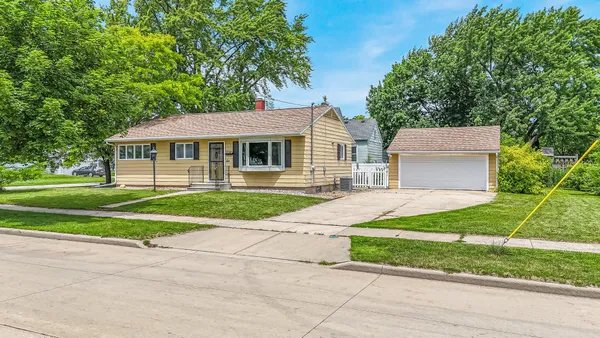 $209,900 | 690 West 5th Avenue, Oshkosh, WI 54902